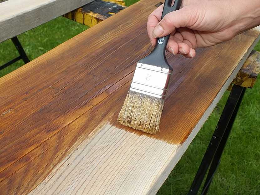 Již při broušení dřeva bychom měli mít jasno v tom, jaký materiál použijeme pro povrchovou úpravu