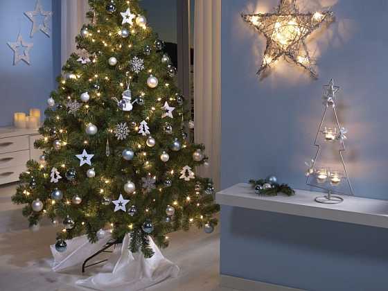 Správné uchycení vánočního stromečku je vizitkou dobrého kutila (Zdroj: OBI)