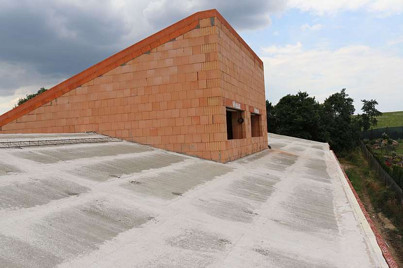 07_Těžká šikmá střecha HELUZ_ošetřování betonu
