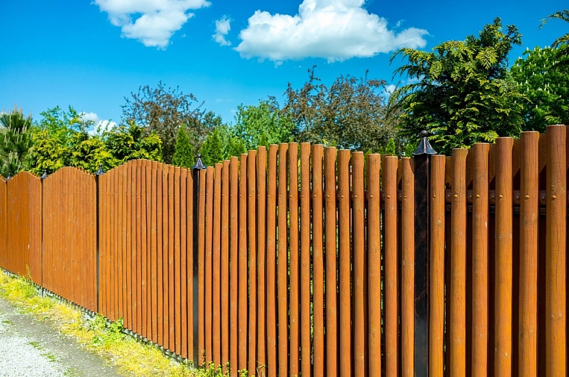 Dřevěné ploty jsou ozdobou i ochranou