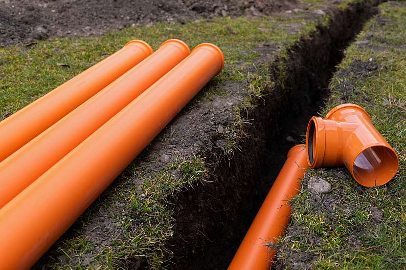 Pro stavbu kanalizace použijte oranžové KG potrubí