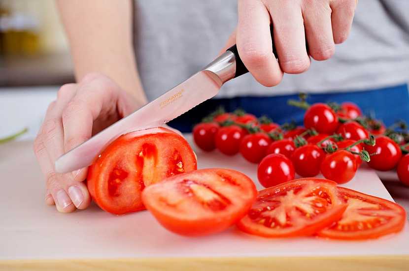 Nůž na rajčata s pilkovitým ostřím