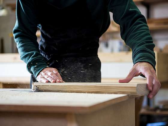 Vyrobte jednoduše praktickou dřevěnou poličku