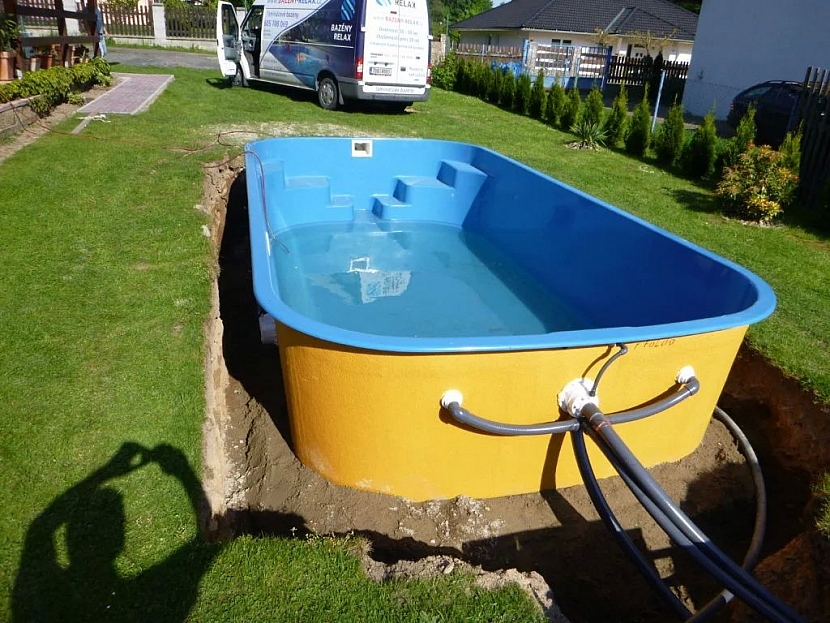 5. Zafixujte bazén suchou betonovou směsí