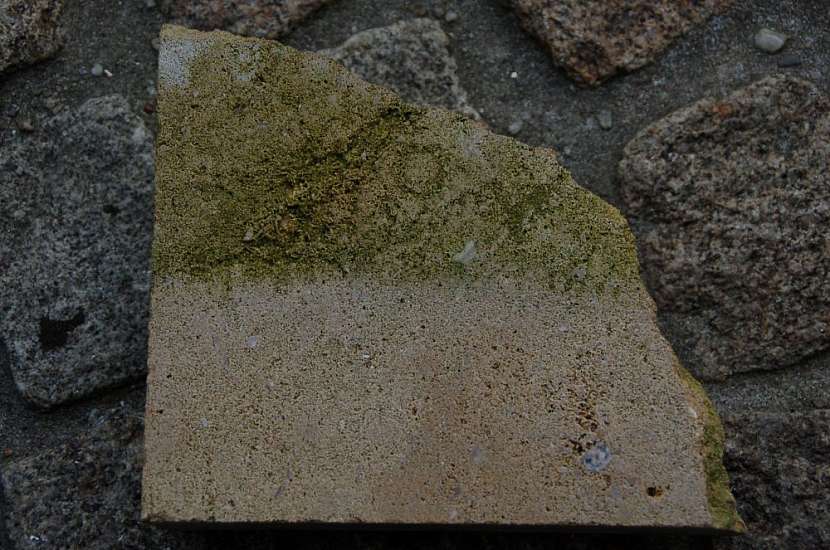 Příklad kamene částečně ošetřeného voskovou emulzí