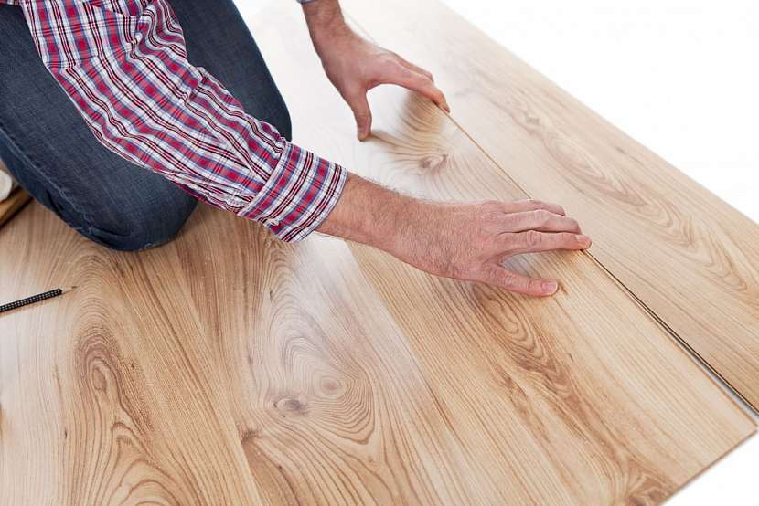 Kvalitní laminátová podlaha je příjemná a do kuchyně i praktická