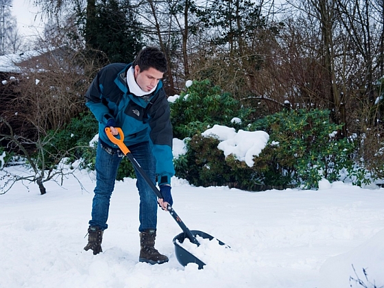 Zapadli jste sněhem? Nářadí Fiskars sníh hravě vyřeší!