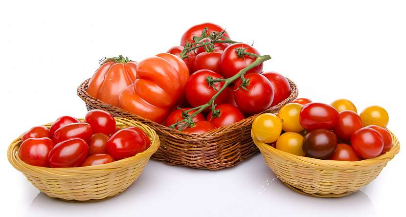 Na trhu jsou různé odrůdy rajčat