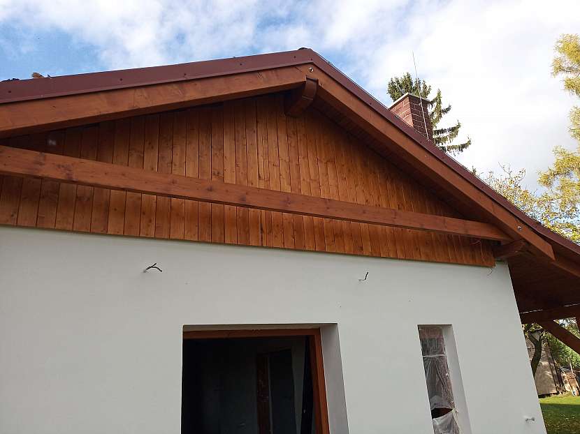 Přesah střechy poskytne palubkovému obkladu další úroveň ochrany