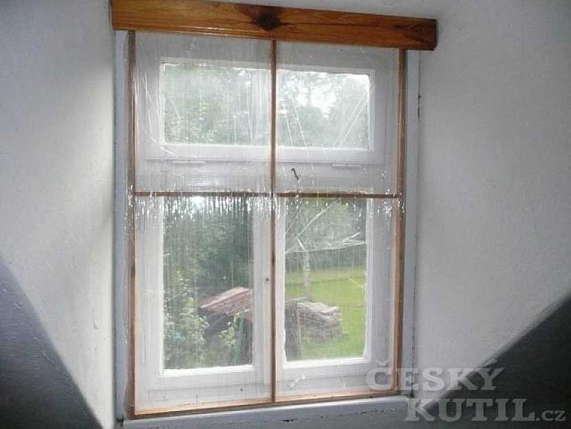 Staré okno má novou šálu
