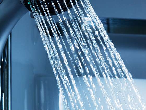Protékající sprchová hlavice potrápila nejednou snad každého z nás (Zdroj: Depositphotos (https://cz.depositphotos.com))