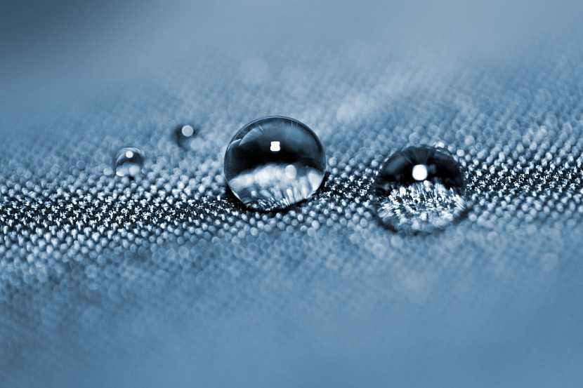 Nanotechnologie využijete v domácnosti i na veškerý textil a tkaniny, vodu a nečistoty dokonale odpuzují