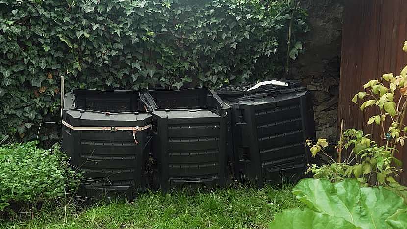 Nádoby na kompost jsou součástí mnoha zahrad