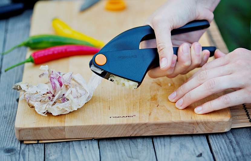 Lis na česnek značky Fiskars je kvalitním pomocníkem při přípravě jakéhokoliv chutného pokrmu.