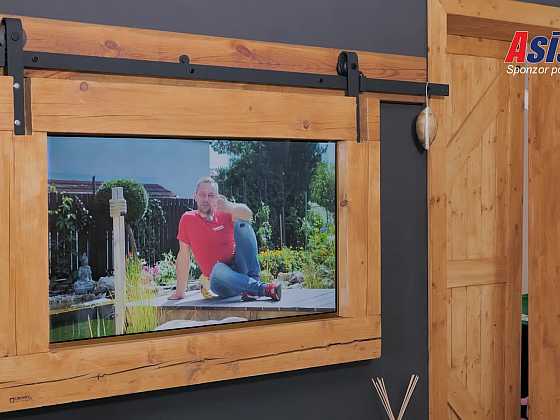 Stylový držák na televizi báječně podtrhuje vesnický styl domova (Zdroj: Prima DOMA)
