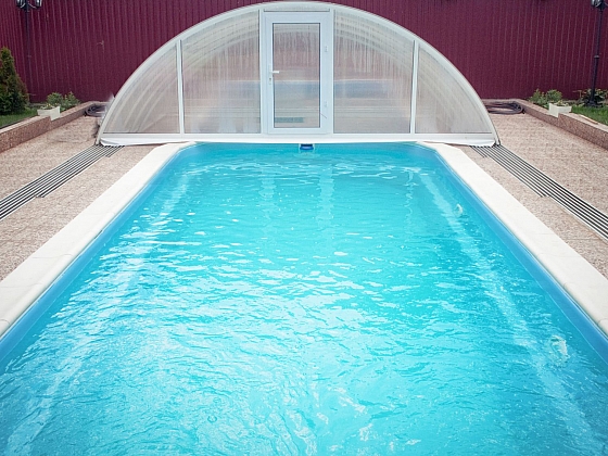 Posuvné zastřešení pro bazén (Zdroj: Depostiphotos.com)