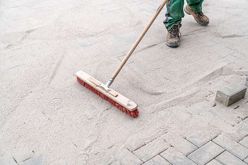 Po důkladném očištění zámkové dlažby je vhodné doplnit vyplavený písek