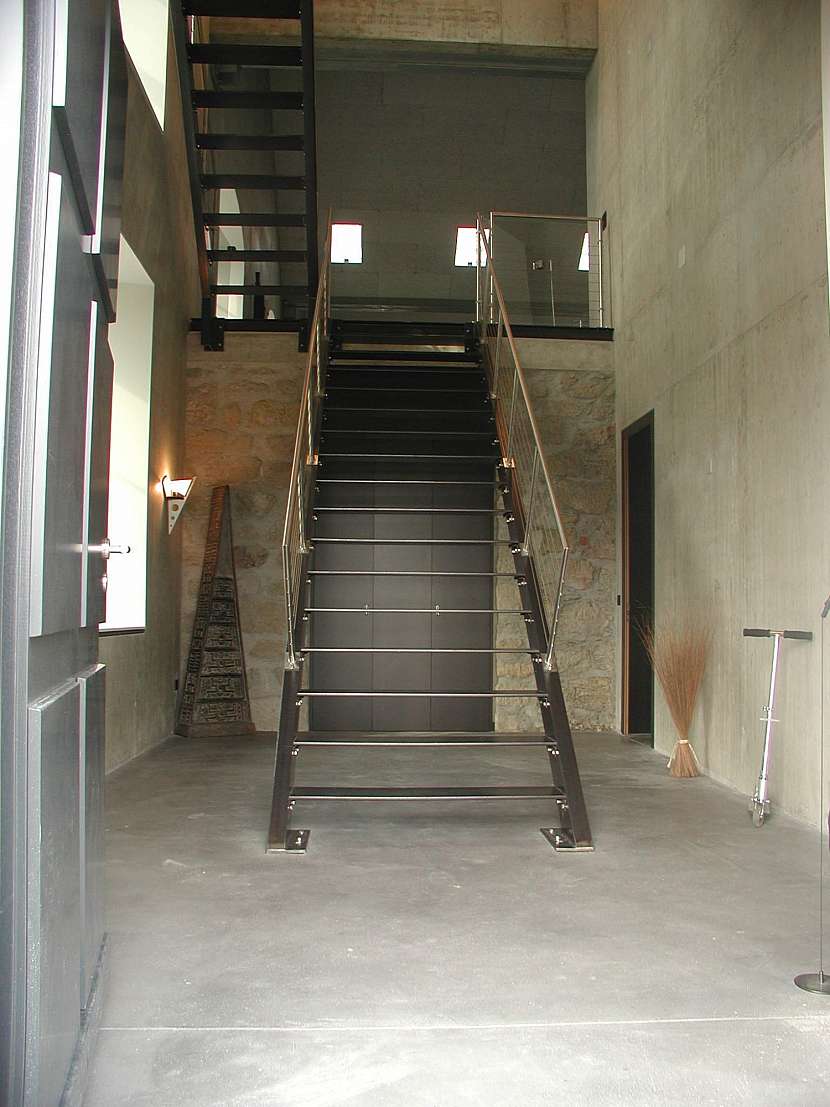 Kovové schodiště je dominantou interiéru