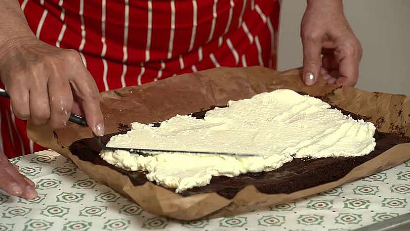 Roláda tiramisu překvapí všechny, kteří ochutnají