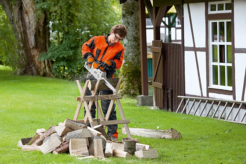 Akumulátorová pila poslouží nejen na řezání dřeva, ale i pro řezbářské práce (Zdroj: Stihl)