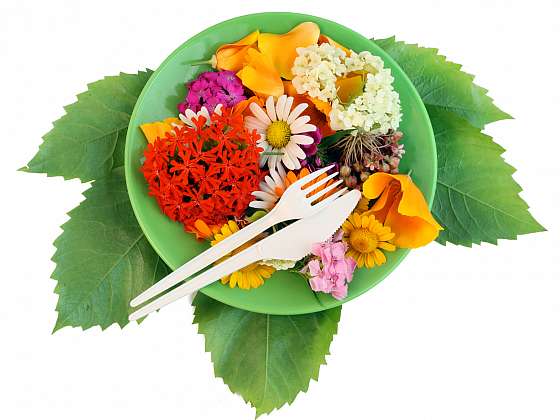 Čerstvé jedlé květy se používají nejen pro ozdobu pokrmu (Zdroj: Depositphotos (https://cz.depositphotos.com))