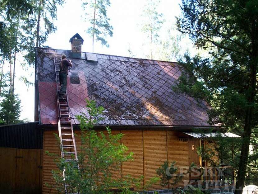 Před aplikací penetrace je potřeba střechu očistit