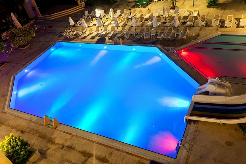 Bazénové osvětlení udělá z obyčejného bazénu luxusní kousek a zpříjemní jeho používání večer a v noci