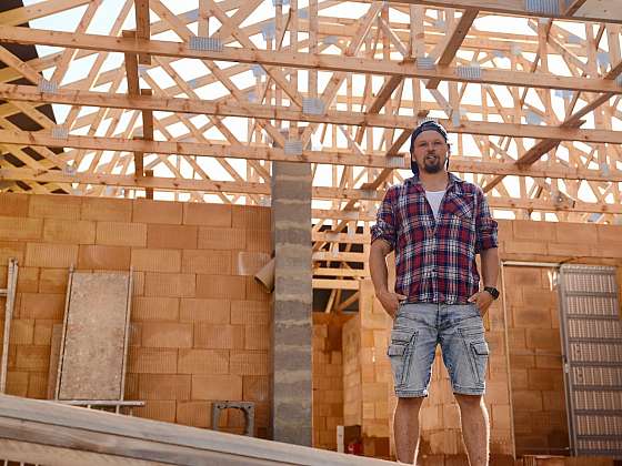 Pokrývači jsou řemeslníci, kteří mají na starost stavbu střechy (Zdroj: Prima DOMA MEDIA, s.r.o.)