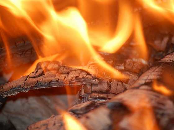 KNAUF zve odbornou i širokou veřejnost na výjimečnou ukázku pálení dřevostavby