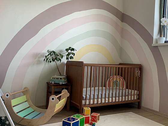 Oživte stěny dětského pokoje. Namalujte na ně duhu (Zdroj: Primalex)