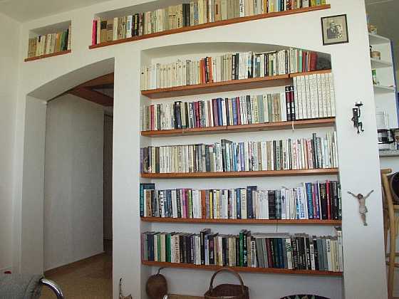 Poličky, výklenky, knihovny, niky a zákoutí jsou praktické v každém domově (Zdroj: Pavel "Kutil" Zeman)