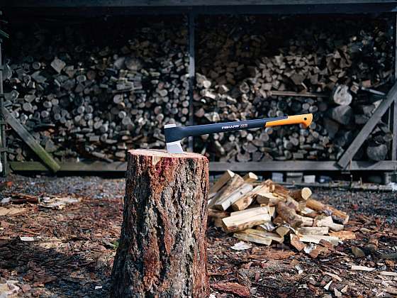 Přípravu dřeva na topení je dobré načasovat, nepodceňujte ani výběr sekery (Zdroj: Fiskars)
