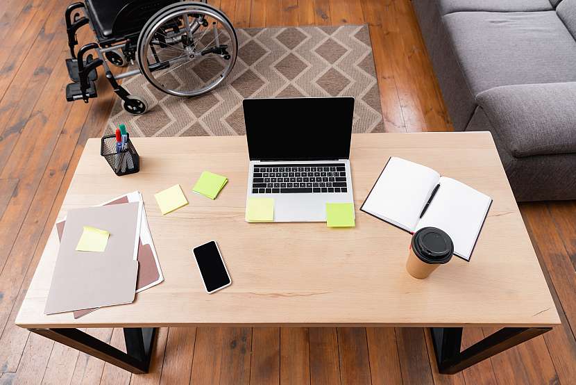 Pracovní stůl by měl mít dostatečnou pracovní plochu a úložné prostory