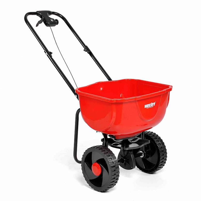 Posypový vozík vám pomůže rozvést hnojivo i štěrk