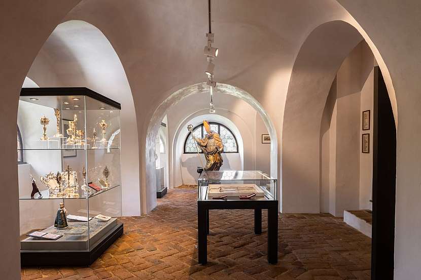 Na empoře kostela pak vznikla nová expozice, ve které si návštěvníci mohou prohlédnout liturgické předměty a archiválie spjaté se Sázavou, unikátní alabastrovou kropenku nebo původní sochu Panny Marie z průčelí kostela.