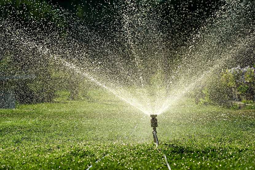 Zavlažování zahrady může být příjemný relax (Zdroj: Fiskars)