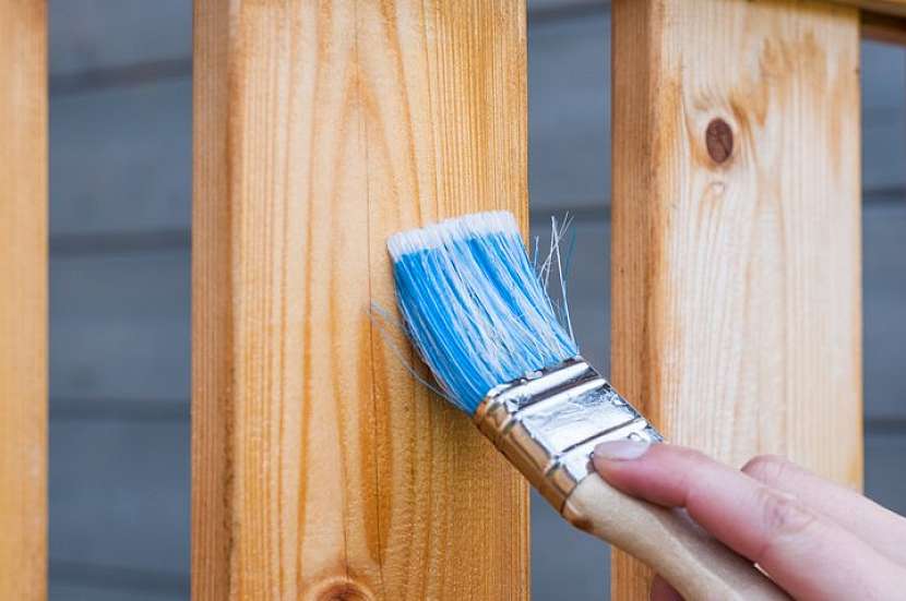 Dřevěný nábytek, který jeví větší známky poškození natřete olejem, namořte nebo přelakujte