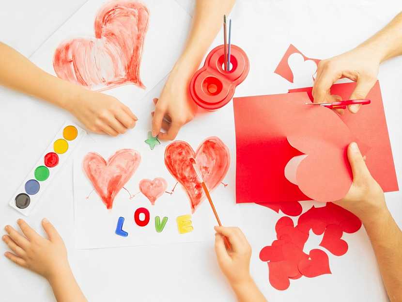 Valentýnskou dekoraci můžete jednoduše vystřihnout z papíru nebo namalovat.