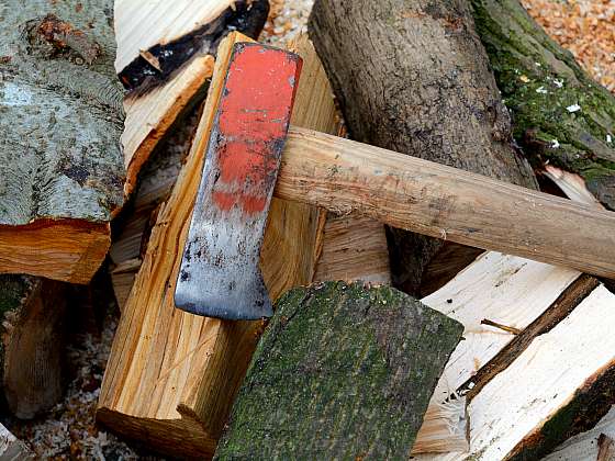 Kalač, jeden z nástrojů na štípání dřeva (Zdroj: Depositphotos (https://cz.depositphotos.com))