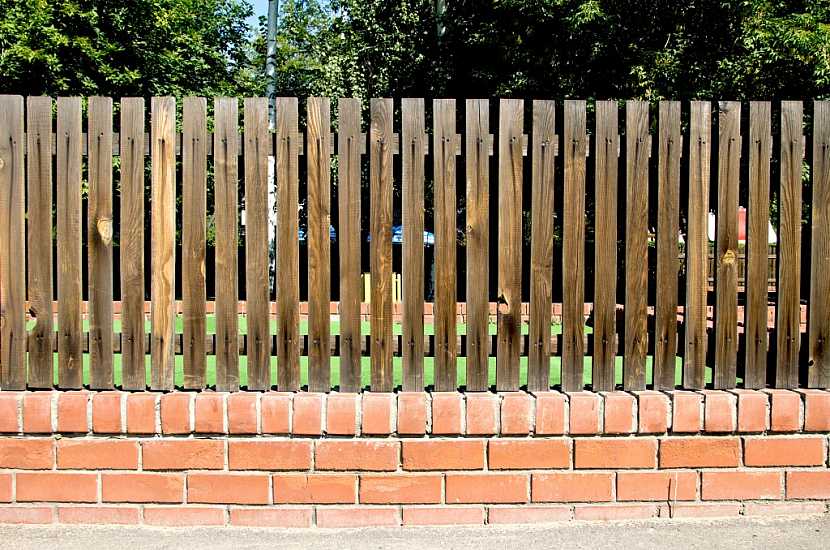 Dřevěný plot brzy zešedne a vyžaduje každoroční natírání