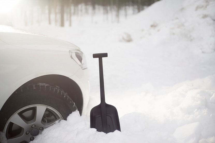 Řidiči by měli zvážit i pomocníka pro odklízení sněhu, kterého mohou vozit s sebou
