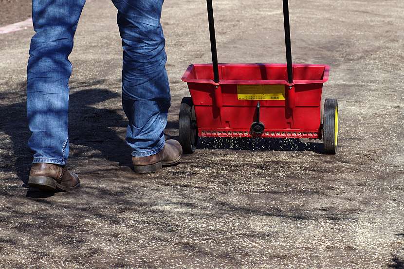 Pro výsev si můžete pořídit vozík, který může dále sloužit pro aplikaci granulovaného hnojiva