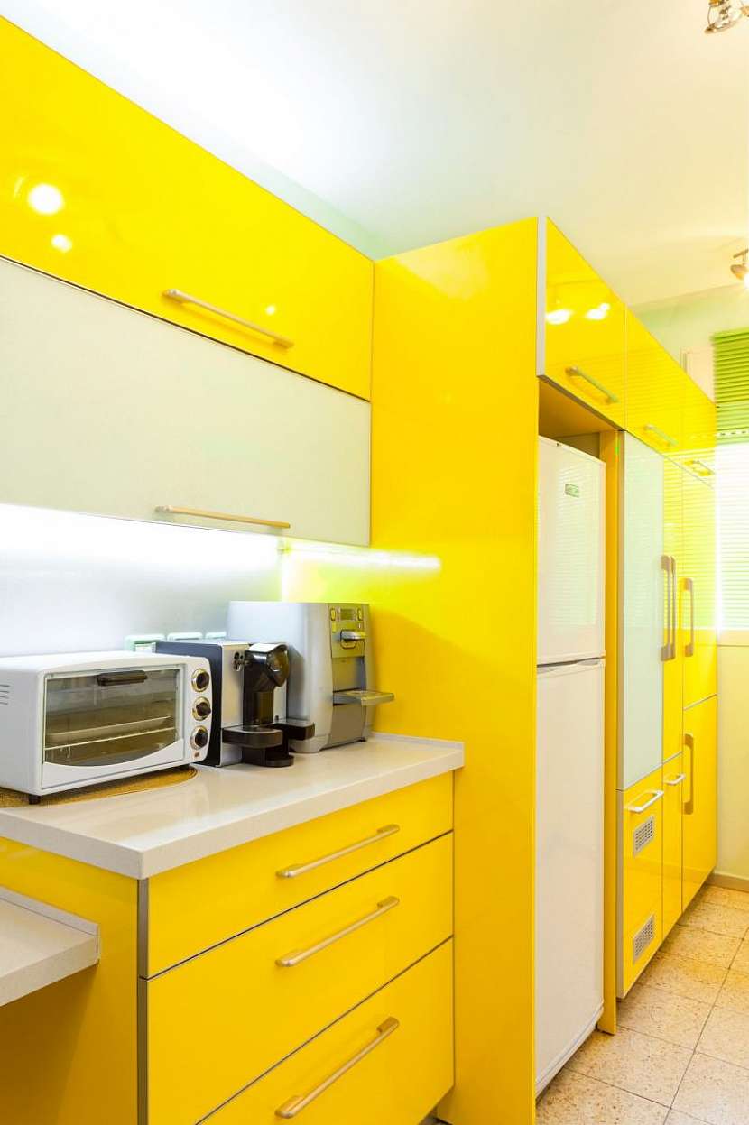Teď je nejlepší čas na to, vymalovat si kuchyň žlutou barvou a nechat sluneční paprsky odrazit se od zdí a rozzářit ji.