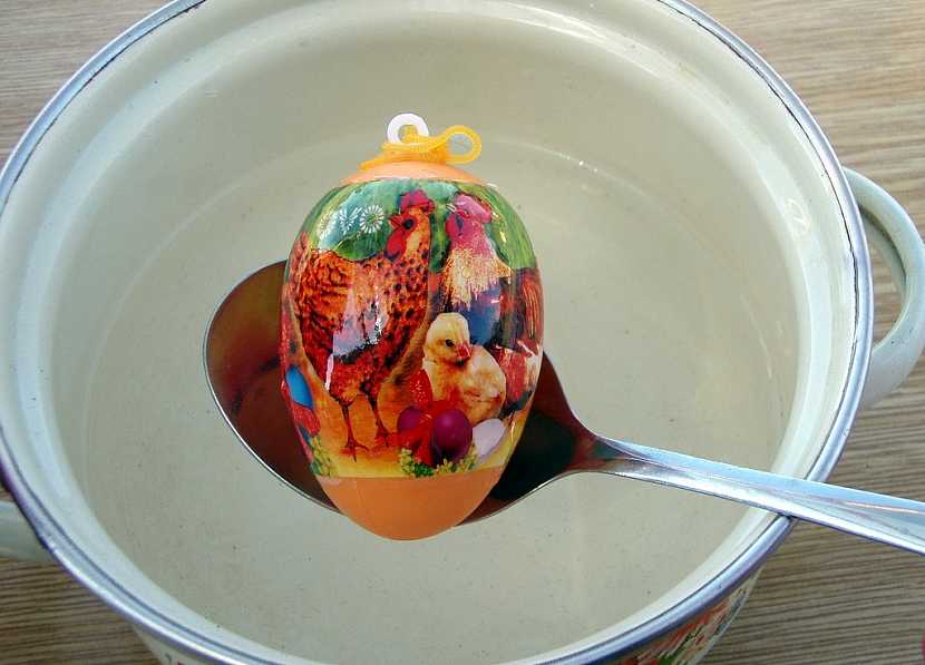 Zdobení plastových vajíček obtisky OVO