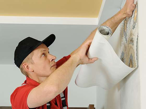 Jak nalepit na stěnu samolepicí tapety tak, aby opravdu držely? (Zdroj: Depositphotos (https://cz.depositphotos.com))