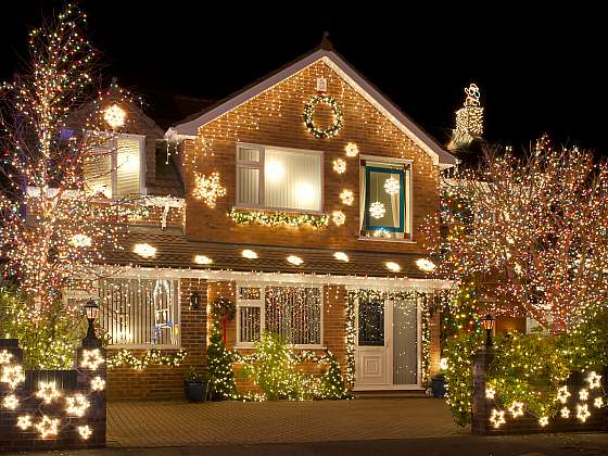 Pozor na vánoční svíticí řetězy, koupené od trhovců a v pochybných obchodech (Zdroj: Depositphotos (https://cz.depositphotos.com))