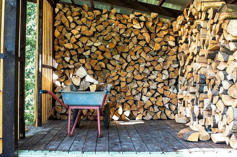 Dřevo je vhodné skladovat izolované od země, chráněné před deštěm a sněhem