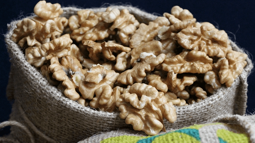 Jak skladovat vyloupaná jádra vlašských ořechů: uzavřené sklenici či sáček s ořechy dejte na suché, chladné a temné místo