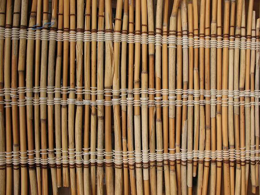 Nejlevnějším způsobem zastínění může být použití bambusové rohože
