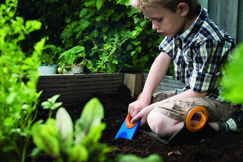 Zapojte malé pomocníky do podzimního úklidu zahrady!